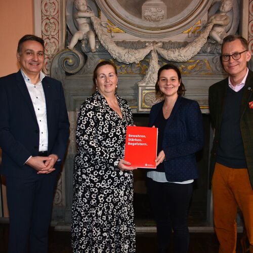 Seinen ersten Stopp legte Mario Kerner im Museum Schloss Moritzburg ein und übergab hier die Förderzusage der Sparkassenstiftung
