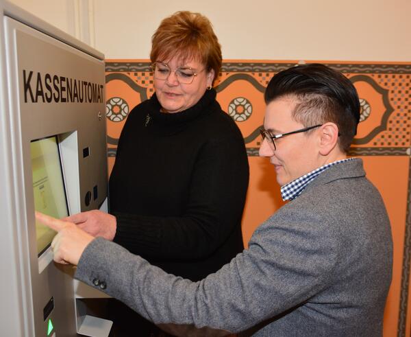 Foto-Silke Knstner und Kathrin Weber probieren die Funktionen am neuen Kassenautomat aus