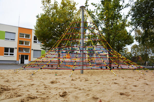 Im Bild ist der Spielplatz der Grundschule Zeitz Ost zu sehen.