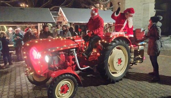 Traktor mit Weihnachtsmann