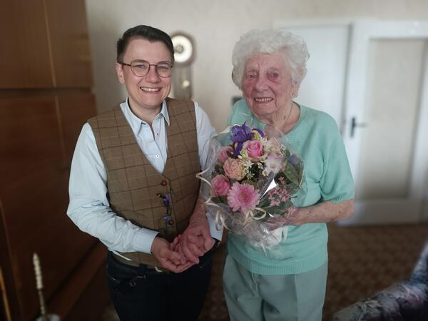 Foto 01 - Brgermeisterin gratuliert Lieselotte Meiner zum 100. Geburtstag