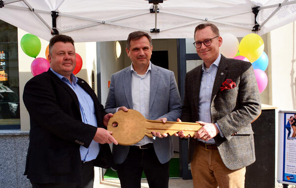 Foto 01 - WBG und Stadt bergeben Rume am Romarkt an MVZ