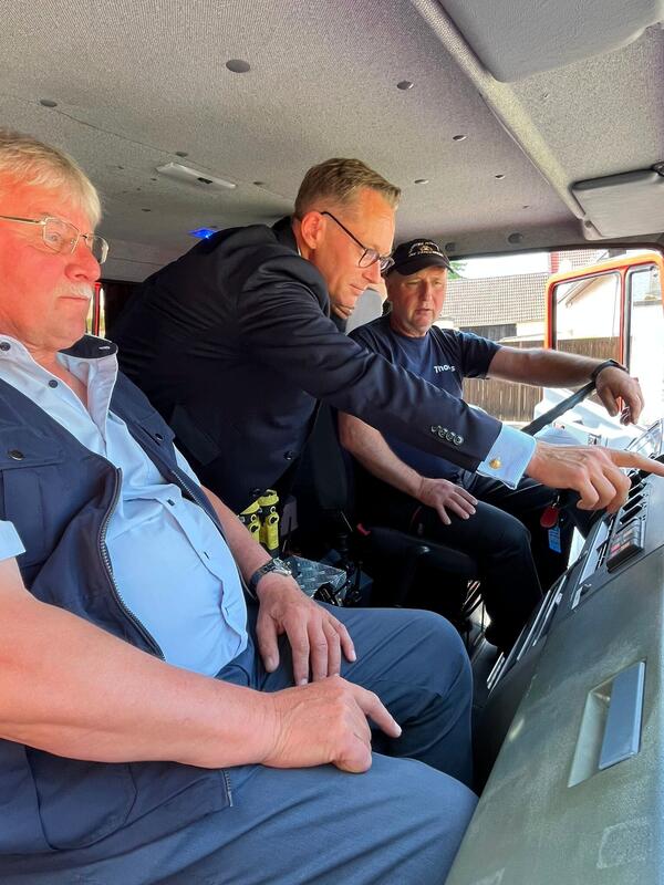 Foto 01 - Feuerwehrfahrzeugbergabe FFW Zangenberg