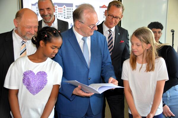 Foto 01 - Ministerprsident Dr. Reiner Haseloff bergibt Frderbescheide fr Schule und Zekiwa Reallabor