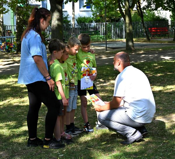 Foto 04 - Scheckbergabe Kinderduathlon 2025 an Kindertagessttte Kunterbunt 02