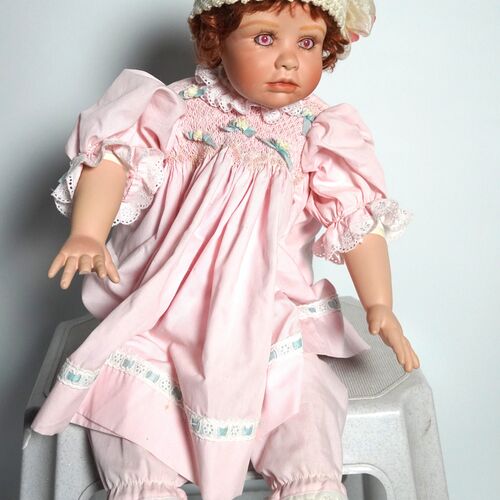 Zoll Auktion 2025 - MasterPiece Puppe Doll rot