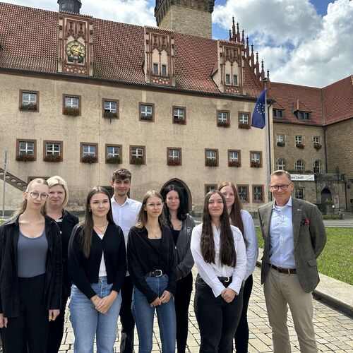 Foto 02 - Auszubildende stehen mit Oberbürgermeister Herr Thieme und Ausbildungsleiterin Frau Werner vor dem Rathaus