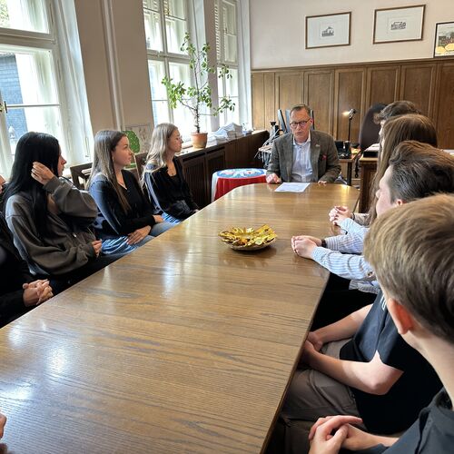Foto 03 - Oberbürgermeister Herr Thieme empfängt die neuen Auszubildenden in seinem Büro im Rathaus