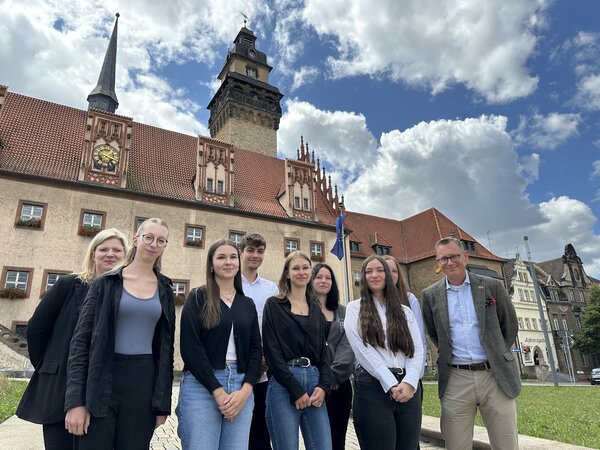 Foto 01 - Auszubildende stehen mit Oberbrgermeister Herr Thieme und Ausbildungsleiterin Frau Werner vor dem Rathaus