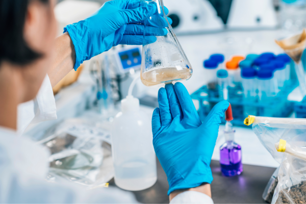 Eine Wissenschaftlerin untersucht eine Wasserprobe