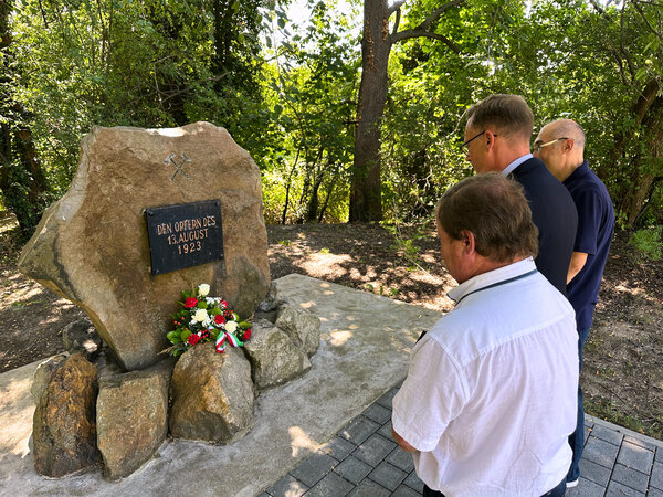 Foto 01 - Oberbrgermeister Christian Thieme und Mitglieder des Stadtrates gedenken den Opfern des Bergarbeitermarsches