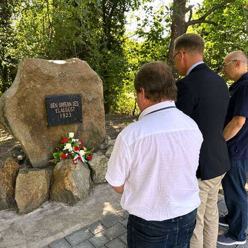 Foto 02 - Oberbürgermeister Christian Thieme und Mitglieder des Stadtrates gedenken den Opfern des Bergarbeitermarsches