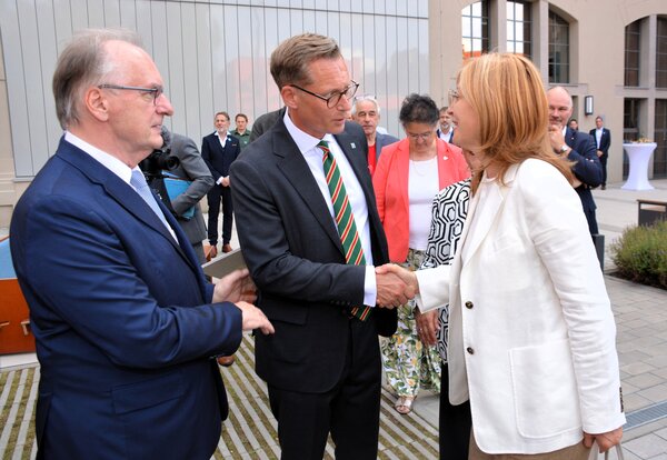 Foto 01 - Oberbrgermeister begrt EU Kommissarin und Ministerprsident beim Besuch zur Auftaktverantstaltung Reallabor Zekiwa Zeitz