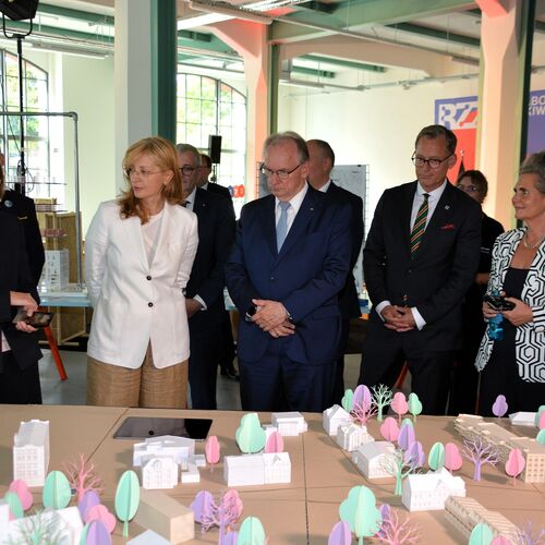 Foto 12 - Oberbürgermeister begrüßt EU Kommissarin und Ministerpräsident beim Besuch zur Auftaktverantstaltung Reallabor Zekiwa Zeitz