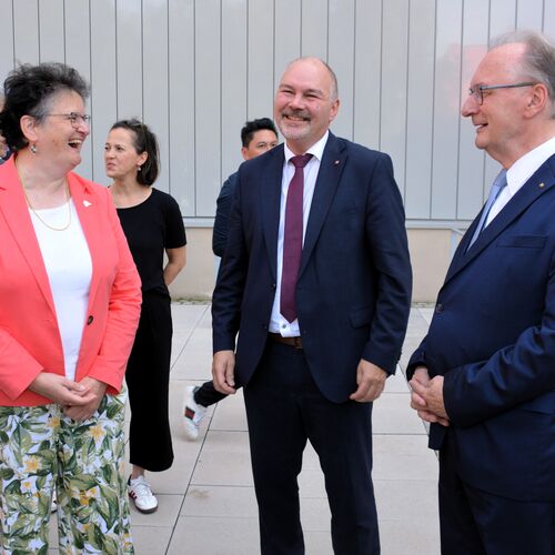 Foto 04 - Oberbürgermeister begrüßt EU Kommissarin und Ministerpräsident beim Besuch zur Auftaktverantstaltung Reallabor Zekiwa Zeitz
