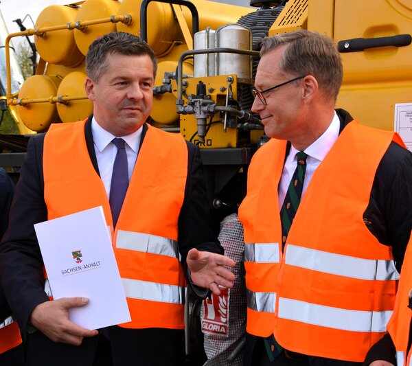 Foto 01 - Wirtschaftsminister Sven Schulze bergibt Frdermittel an die Stadt Zeitz