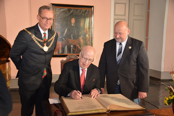 Foto 01 - Ehrenbrgerrecht an Ernst-Albert Naether verliehen