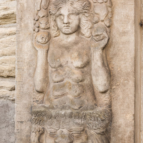 Steinernes Wandrelief mit der Abbildung der Figur der Cici im Zeitzer Dom