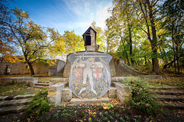 Wappen der Stadt Zeitz als mannshohes Mosaik im Zeitzer Rathausgarten