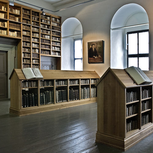 Bcherregale und Auslagen in der Stiftsbibliothek Zeitz